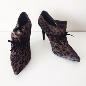 Stuart Weitzman Brown Leopard Print Bow Heels
